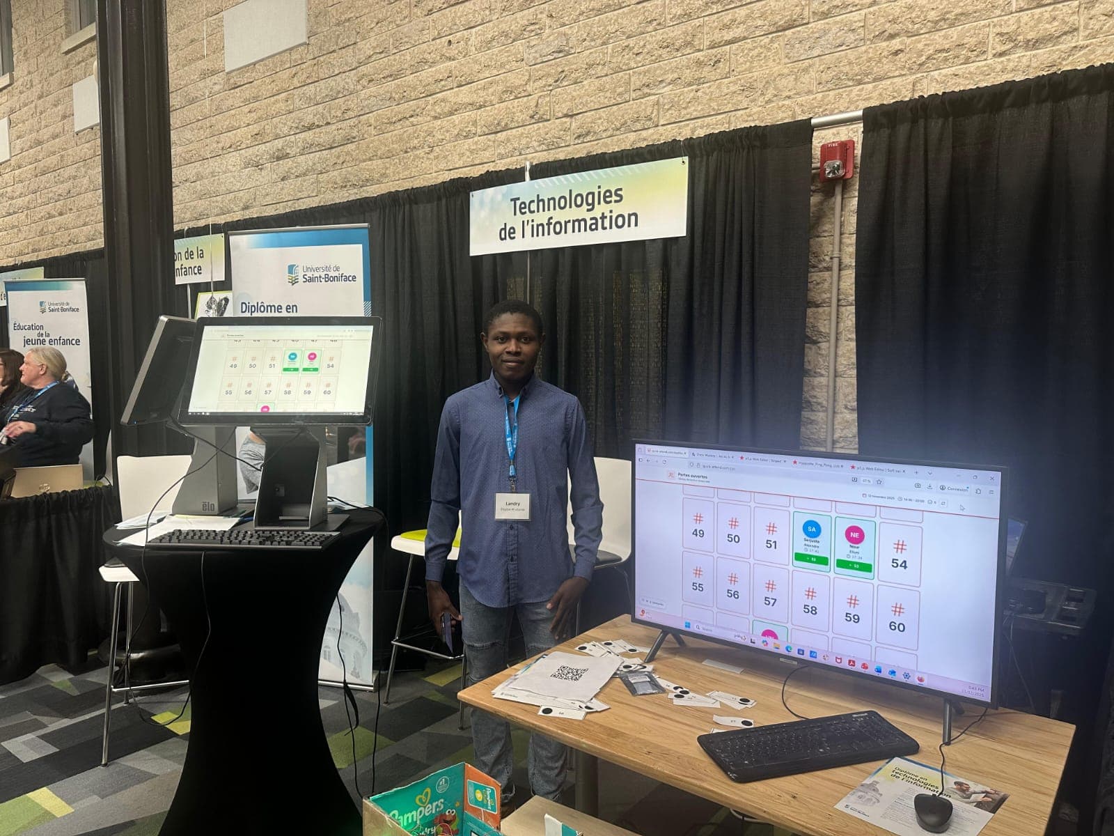 Landry Djomo Lowe présentant des projets technologiques à l’Université de Saint-Boniface